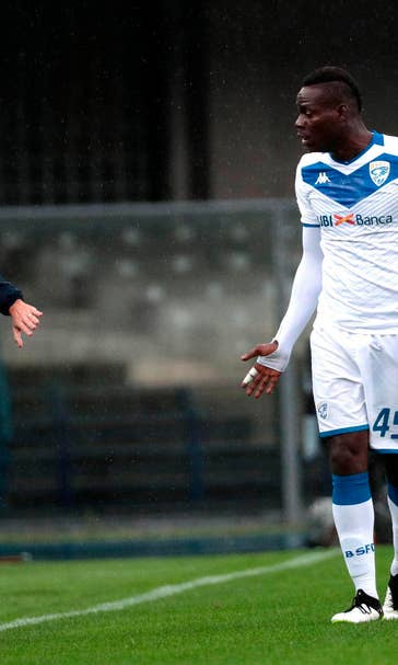 Balotelli threatens to leave soccer field amid racist chants